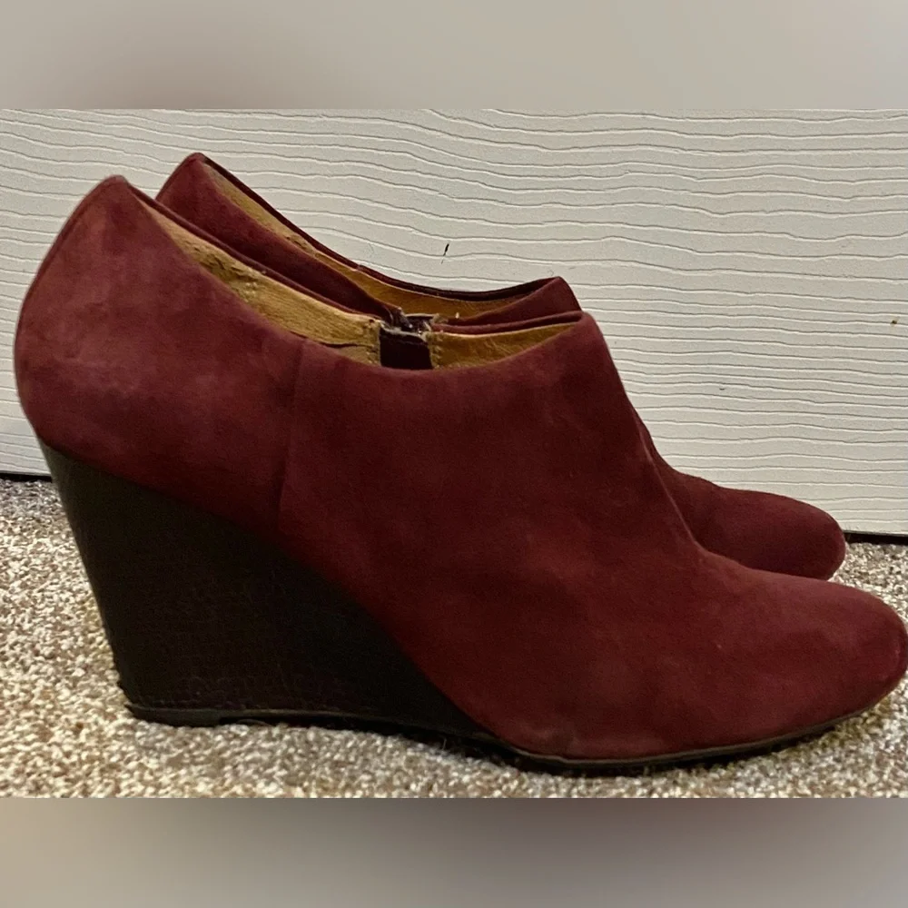 Clarks Artisan Burgundy Wine Suede Side Zipper Wedge Ankle Boot Sz 9